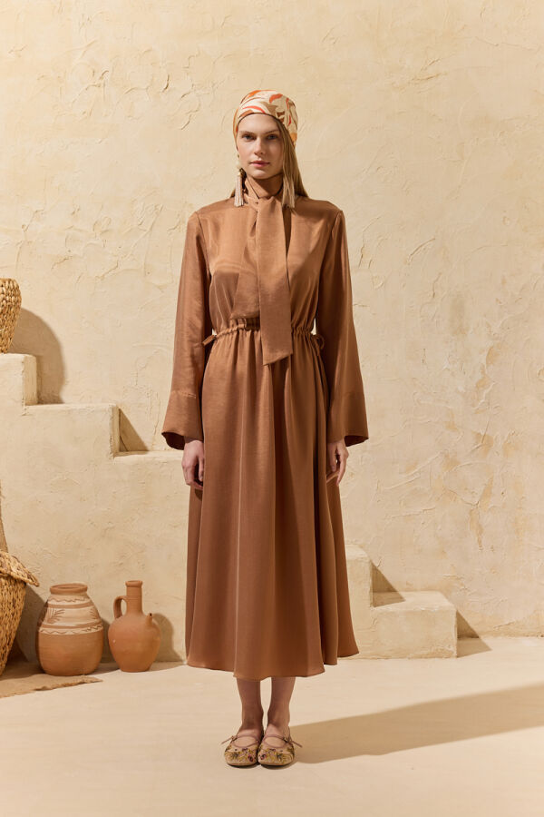 Karamel Fular Detaylı Elbise - 6