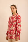 Kırmızı Çiçek Desenli İnce Dokuma Bluz - 3