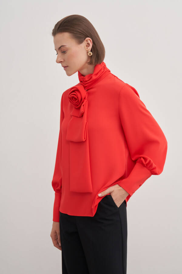 Kırmızı Gül Broşlu Bluz - Aker (1)