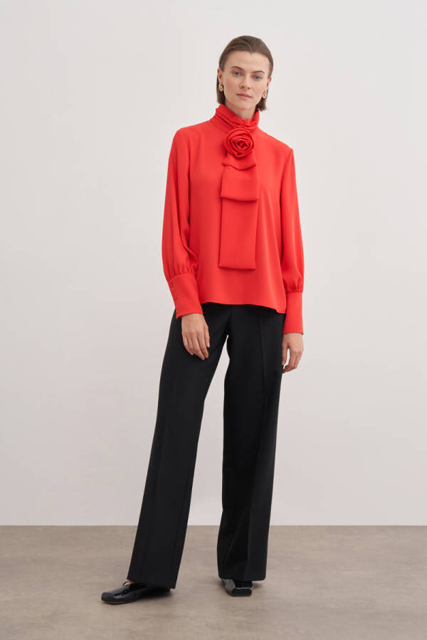 Kırmızı Gül Broşlu Bluz - Aker