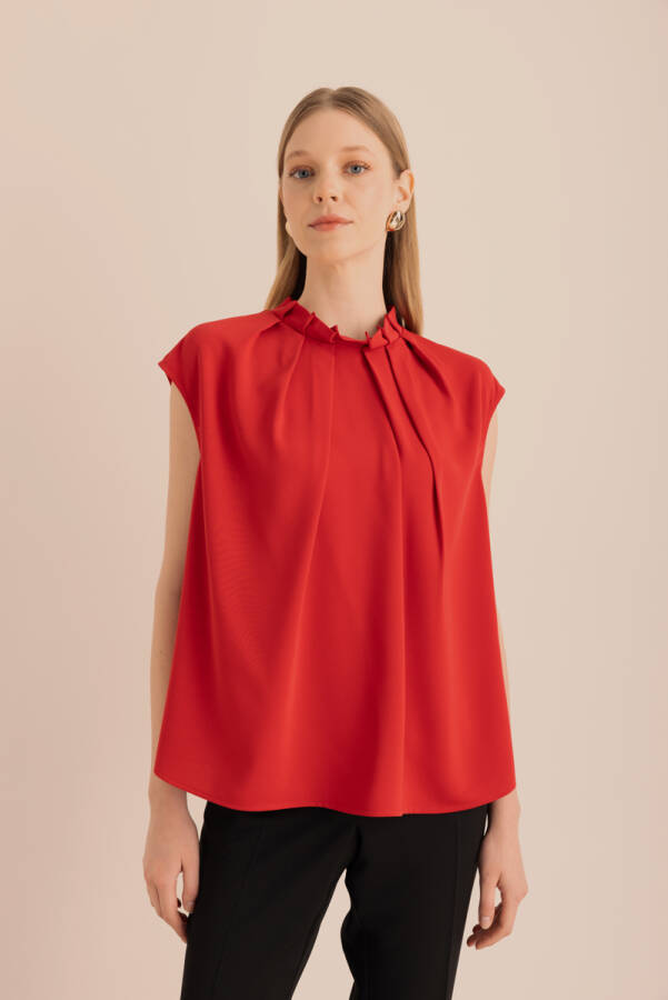 Kırmızı Pile Detaylı Dokuma Kolsuz Bluz - 5