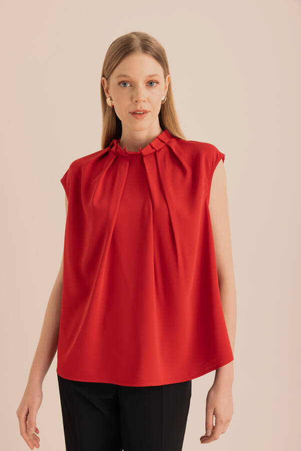 Kırmızı Pile Detaylı Dokuma Kolsuz Bluz - 2