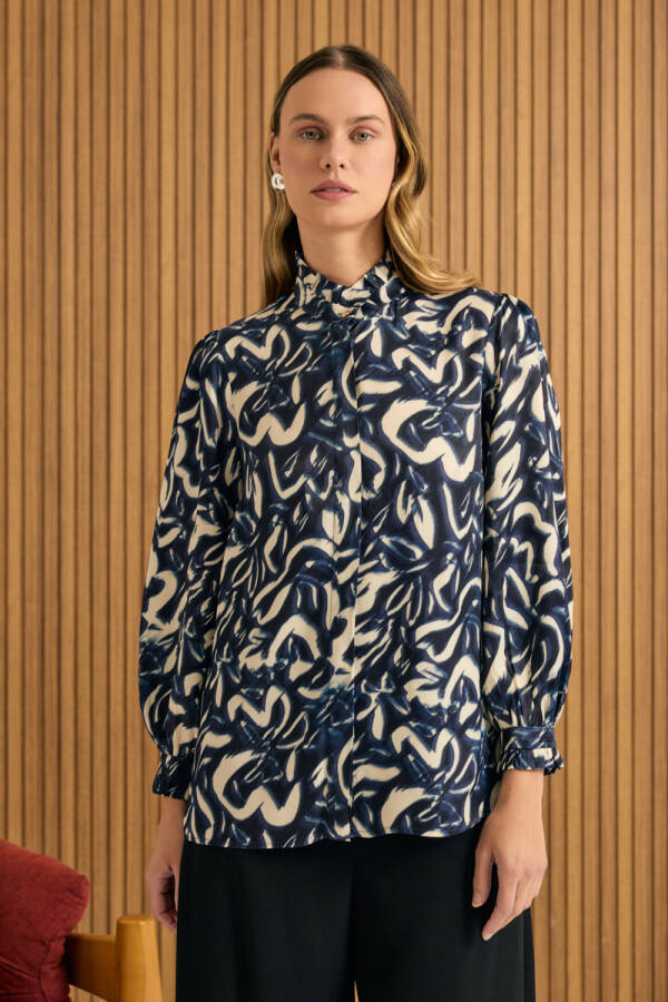 Lacivert Desenli Yaka ve Manşeti Fırfır Detaylı Viscon Bluz - Aker (1)