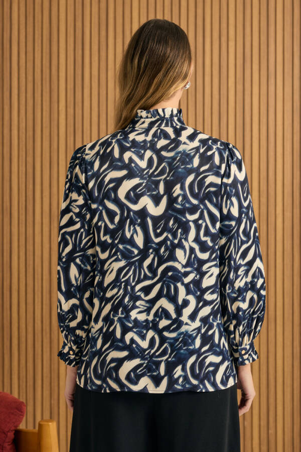 Lacivert Desenli Yaka ve Manşeti Fırfır Detaylı Viscon Bluz - 5