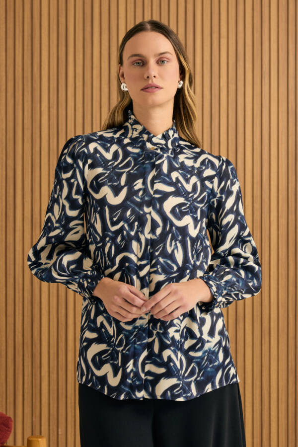 Lacivert Desenli Yaka ve Manşeti Fırfır Detaylı Viscon Bluz - Aker
