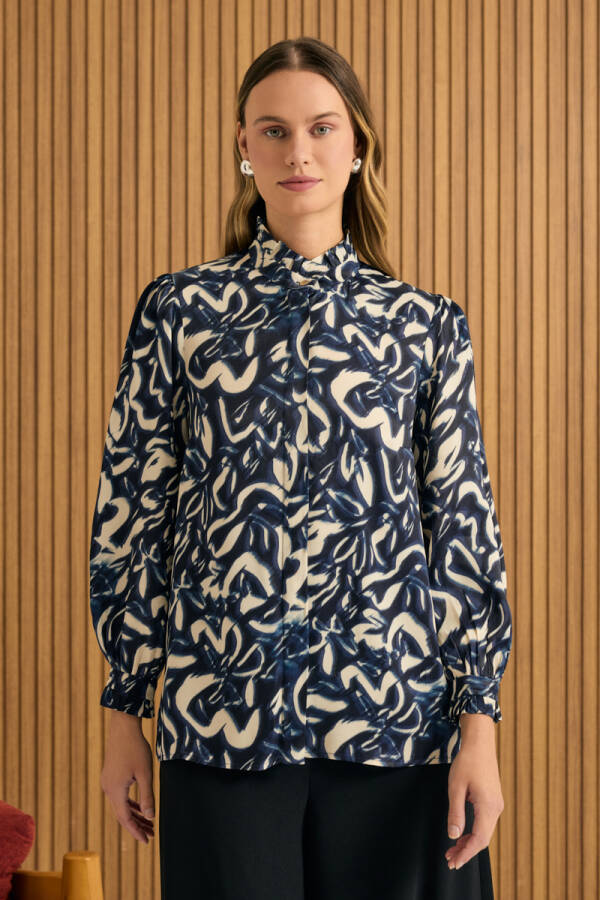 Lacivert Desenli Yaka ve Manşeti Fırfır Detaylı Viscon Bluz - 3