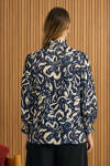 Lacivert Desenli Yaka ve Manşeti Fırfır Detaylı Viscon Bluz - 5