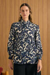 Lacivert Desenli Yaka ve Manşeti Fırfır Detaylı Viscon Bluz - 3