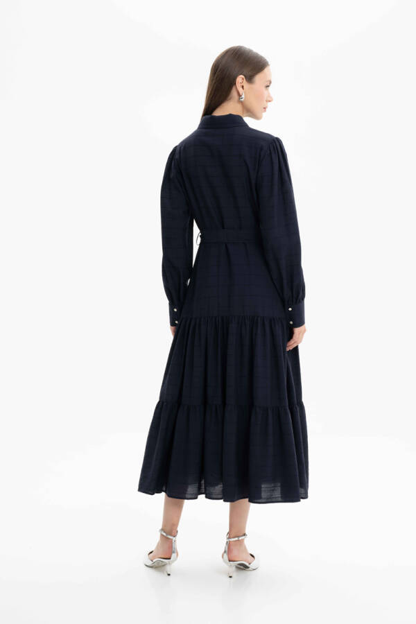 Lacivert Kare Dokulu Kumaş Hareketli Elbise - 4