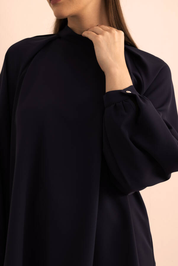 Lacivert Yaka ve Omuz Kısmı Pile Detaylı Dokuma Bluz - 5