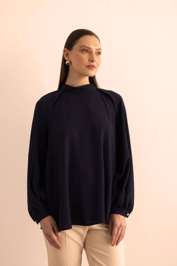 Lacivert Yaka ve Omuz Kısmı Pile Detaylı Dokuma Bluz - 3