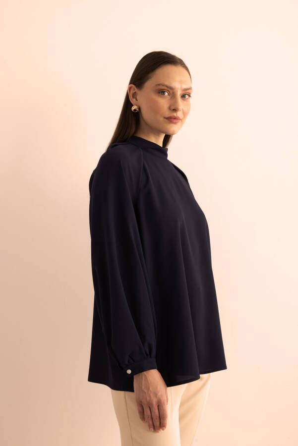 Lacivert Yaka ve Omuz Kısmı Pile Detaylı Dokuma Bluz - 4