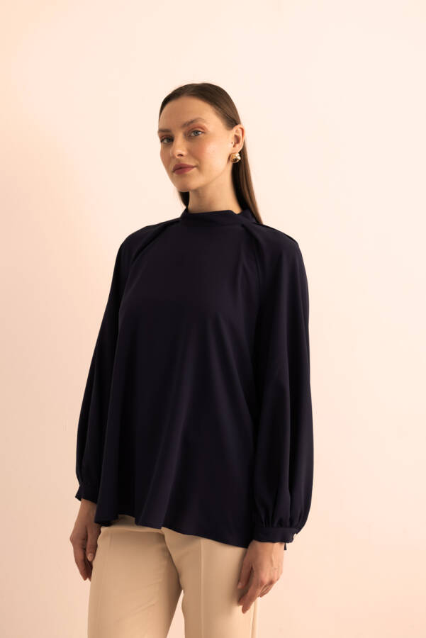 Lacivert Yaka ve Omuz Kısmı Pile Detaylı Dokuma Bluz - Aker (1)