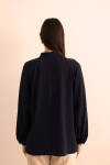 Lacivert Yaka ve Omuz Kısmı Pile Detaylı Dokuma Bluz - 7