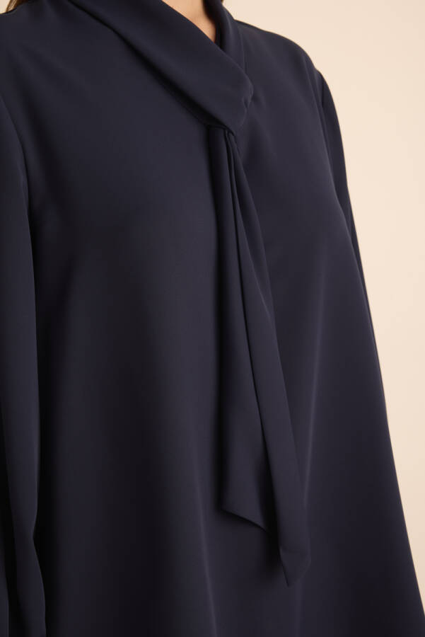 Lacivert Yakası Fular Detaylı Dokuma Bluz - 5