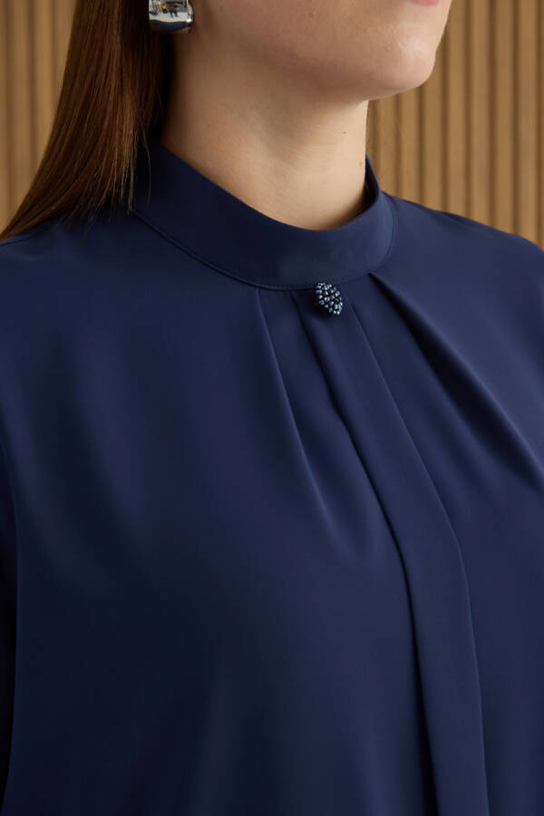 Lacivert Yakası Pili ve Boncuk Detaylı Bluz - 5