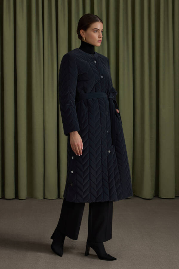 Lacivert Yanları Çıtçıt ve Yırtmaç Detaylı Kapitone Mont - 4