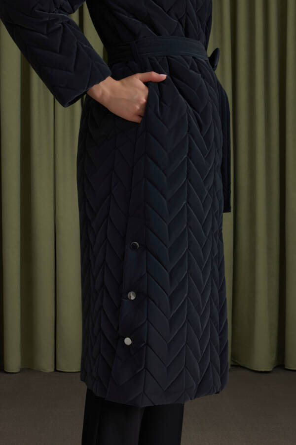 Lacivert Yanları Çıtçıt ve Yırtmaç Detaylı Kapitone Mont - 5