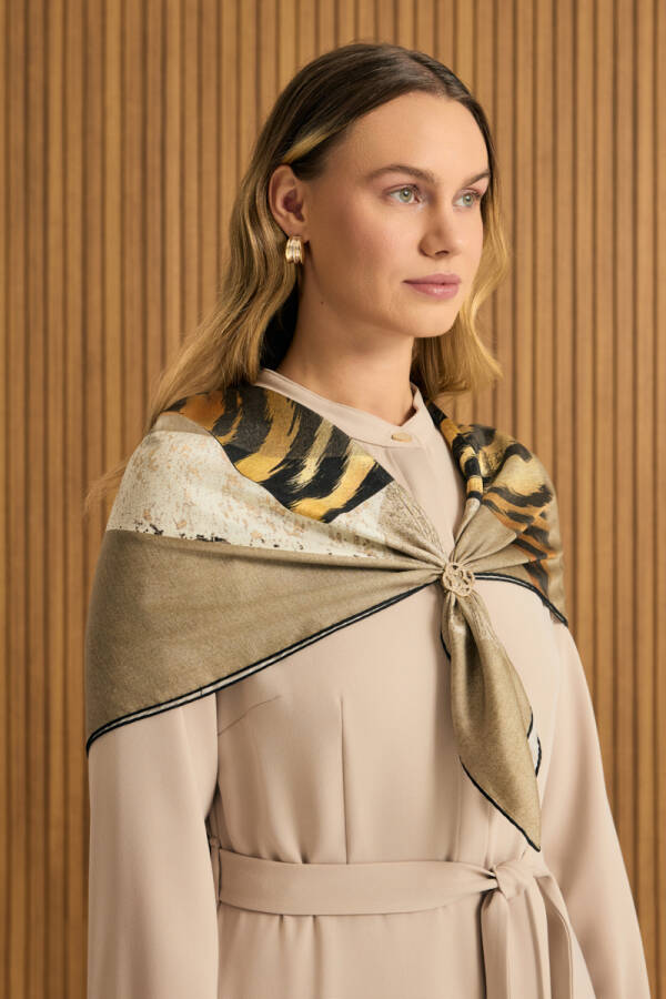 Light Gold Koza Logo Taşlı Metal Eşarp Yüzüğü - Aker (1)