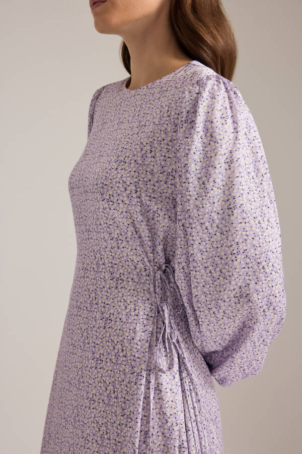 Lila Çıtır Çiçek Desen Yanlardan Bağlama Detaylı Elbise - 3