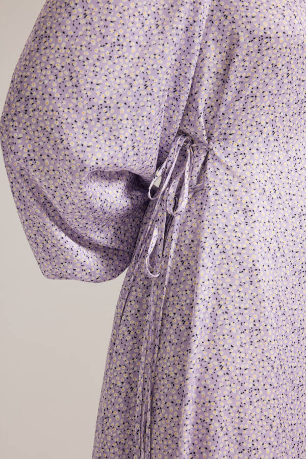 Lila Çıtır Çiçek Desen Yanlardan Bağlama Detaylı Elbise - 4