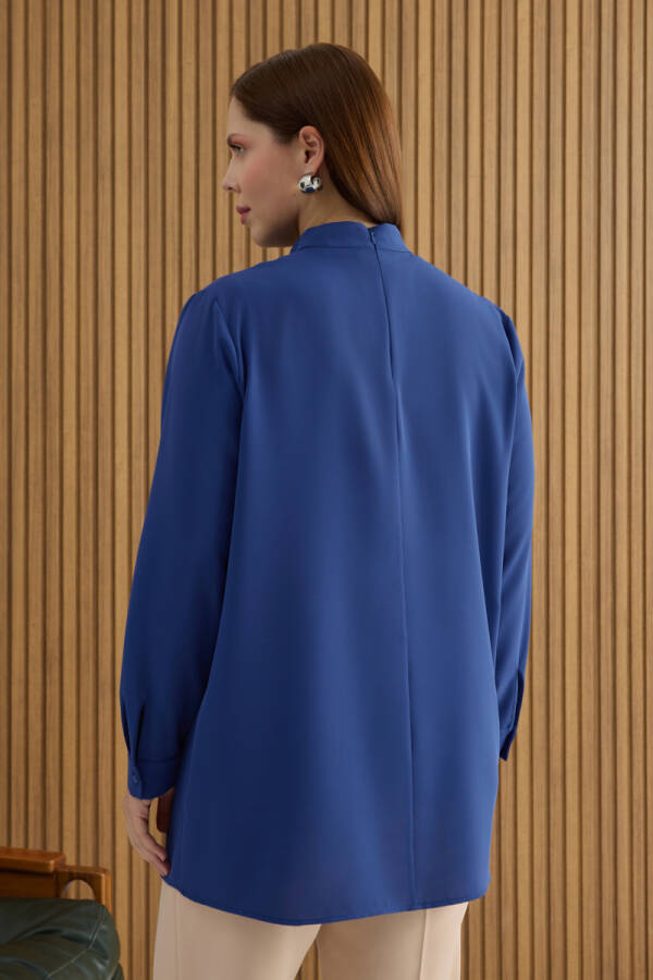 Mavi Yakası Pili ve Boncuk Detaylı Bluz - 5