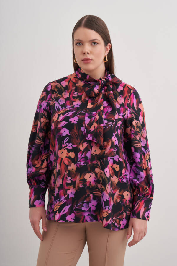 Pembe Yakası Fular Detaylı Desenli Bluz - Aker (1)