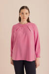 Pembe Yakası Pili ve İşleme Detaylı Dokuma Bluz - 1