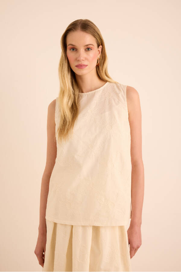 Ekru Brode Kumaştan Cotton Kolsuz Bluz - Aker (1)