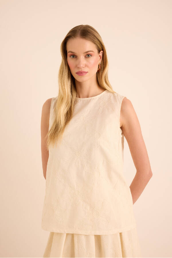 Ekru Brode Kumaştan Cotton Kolsuz Bluz - 3