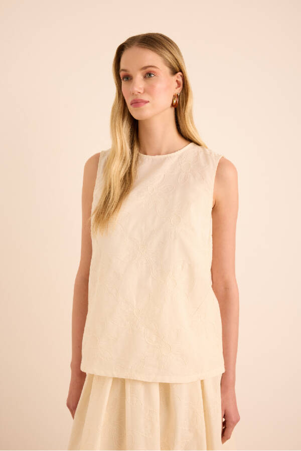 Ekru Brode Kumaştan Cotton Kolsuz Bluz - 6