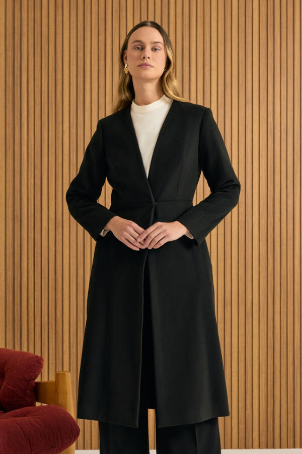 Siyah Kaşe Kumaş Kol Ve Bel Detaylı Kap - 1