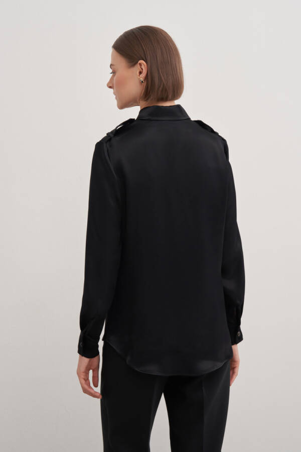 Siyah Apolet Detaylı Gömlek Yaka Saten Bluz - 6