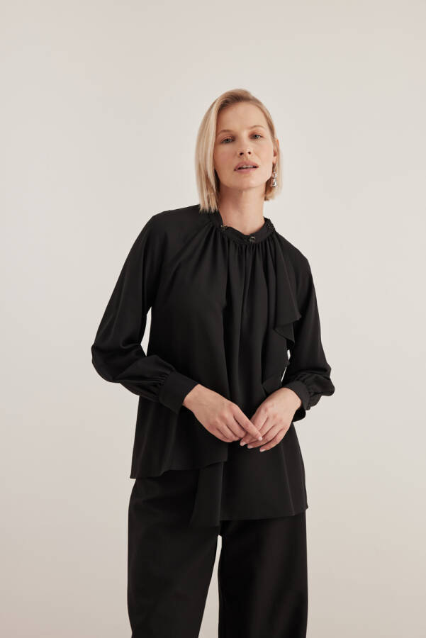 Siyah Yakası Taşlı Bluz - Aker (1)