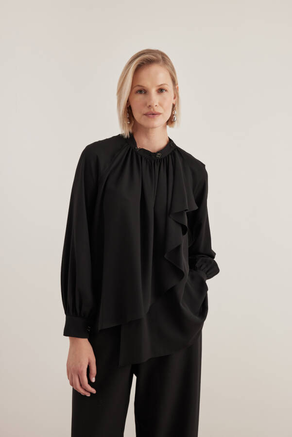 Siyah Yakası Taşlı Bluz - 3