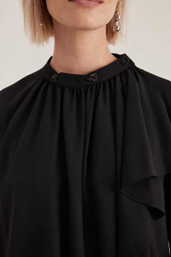 Siyah Yakası Taşlı Bluz - 5