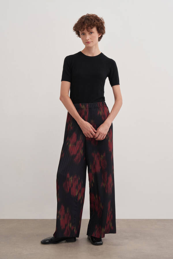 Siyah Desenli Piliseli Pantolon - Aker