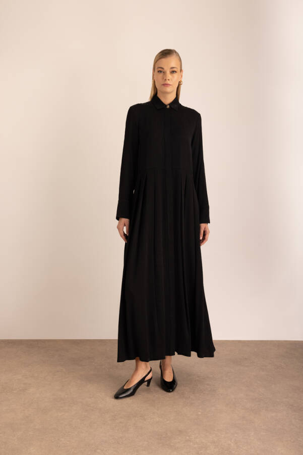 Siyah Dökümlü Pile Detaylı Elbise - 1