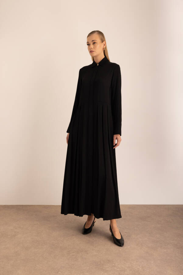 Siyah Dökümlü Pile Detaylı Elbise - 4