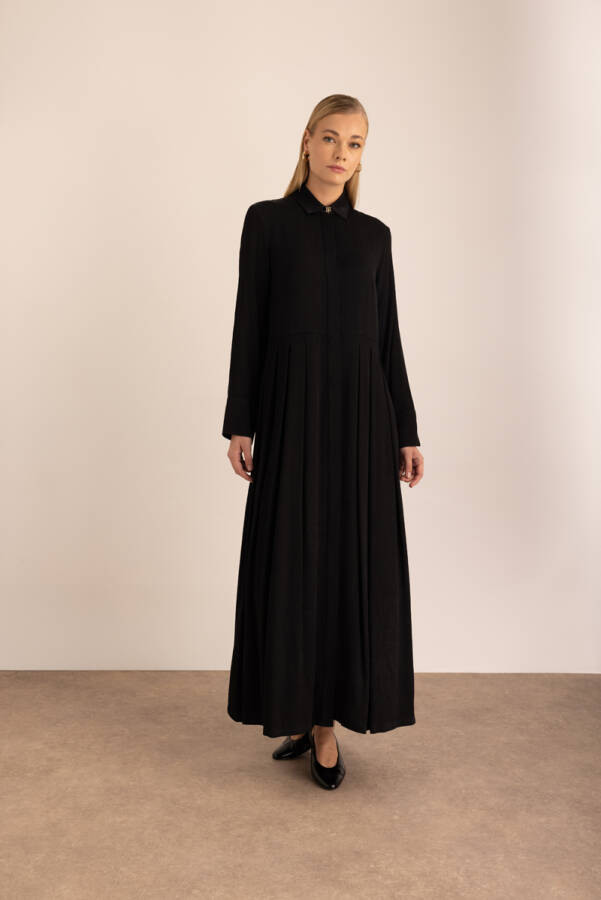 Siyah Dökümlü Pile Detaylı Elbise - 5