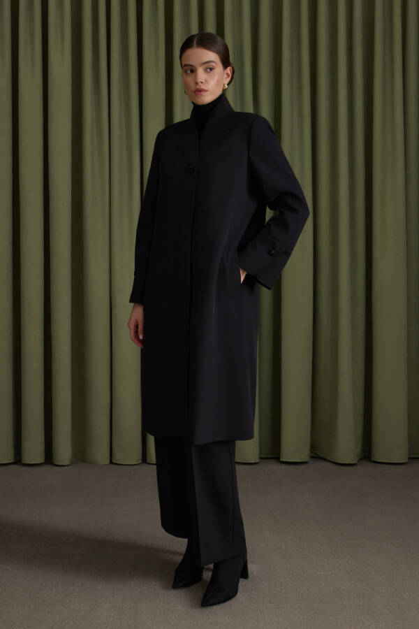 Siyah Boncuk Düğmeli Kap - Aker