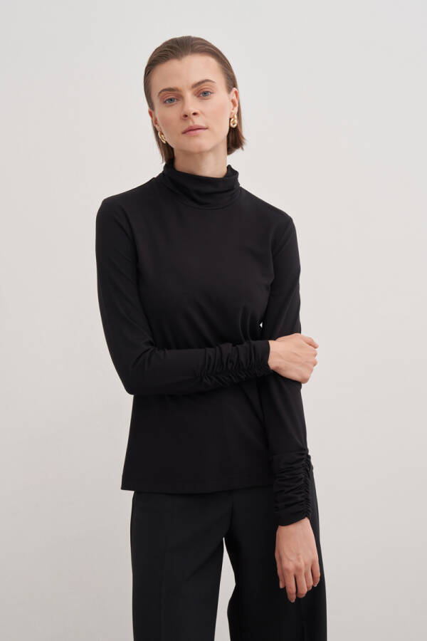 Siyah Büzgü Detaylı Bluz - Aker (1)