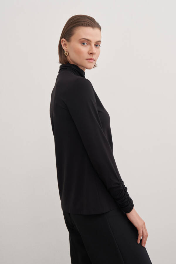 Siyah Büzgü Detaylı Bluz - 4