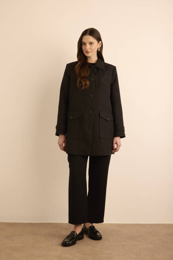 Siyah Dokulu Kumaştan Cep Detaylı Kap - Aker