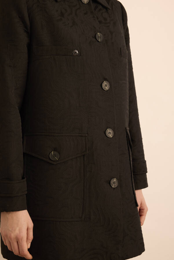 Siyah Dokulu Kumaştan Cep Detaylı Kap - 4