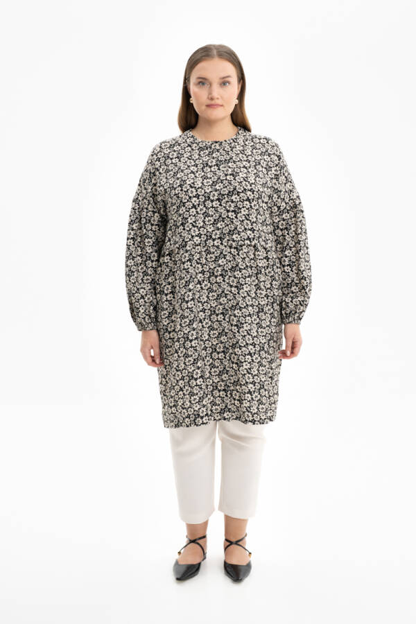 Siyah Çiçek Desenli Rahat Kesim Tunik - 1