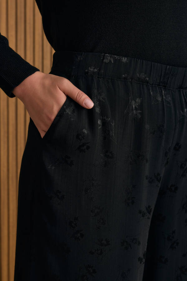 Siyah Çicek Jakar Desenli Beli Lastikli Pantolon - 4