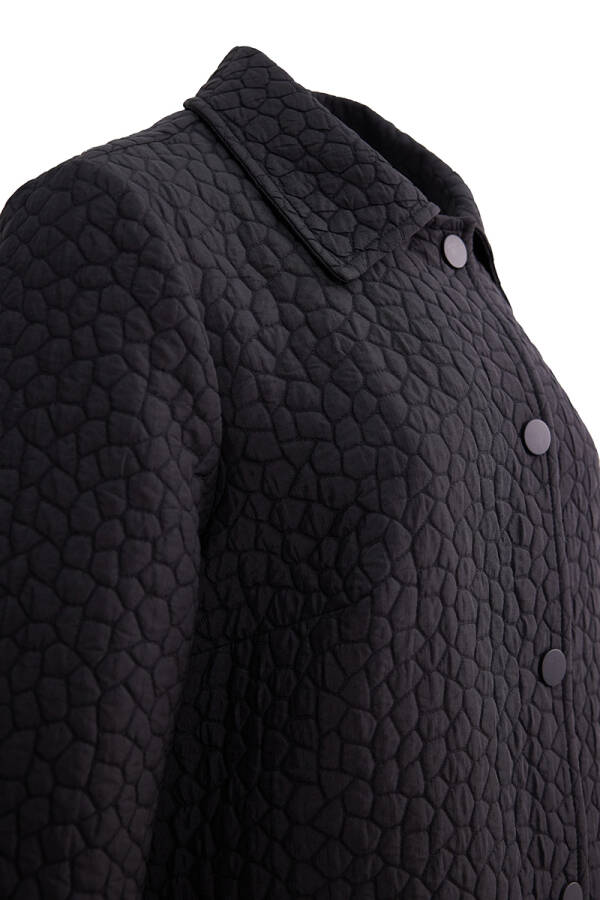 Siyah Çıt Çıt Detaylı Kendinden Desenli Kap - 3