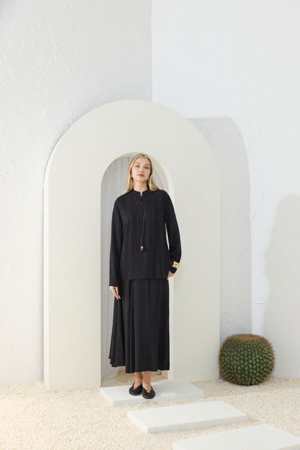 Siyah Dik Yaka Brit Detaylı Bluz - Aker