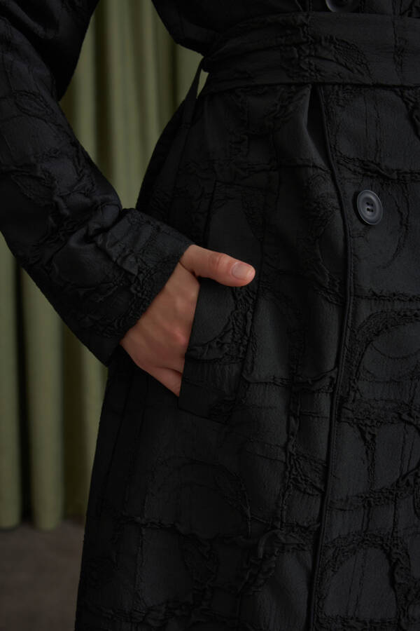 Siyah Dokulu Özel Kumaş Trençkot - 4